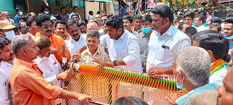 தஞ்சாவூர் மகர்நோன்புசாவடியில் தறியில் துணி நெய்வதைப் பார்வையிடுகிறார் பாஜக மாநிலத் தலைவர் கே. அண்ணாமலை.