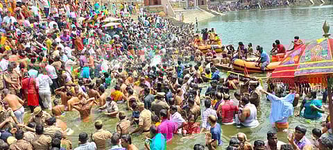 கும்பகோணம் மகாமக குளத்தில் மாசி மகத்தையொட்டி வியாழக்கிழமை புனித நீராடிய பக்தர்கள்
