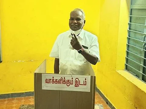 சிதம்பரம் மானா சந்தில் உள்ள நகராட்சி நடுநிலைப்பள்ளியில் வாக்குச் சாவடியில் வாக்களித்த கே. பாலகிருஷ்ணன்.