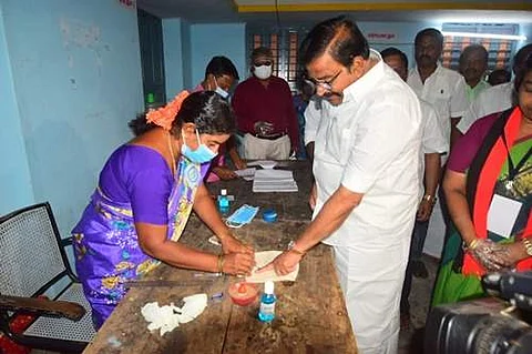 திருச்சி மக்கள் மன்றத்தில் அமைக்கப்பட்டிருந்த வாக்குச் சாவடியில், அந்த பகுதிக்கான திமுக வேட்பாளர் விஜயலட்சுமி கண்ணனுடன் வந்து வாக்களித்த நகராட்சி நிர்வாகத்துறை அமைச்சர் கே.என். நேரு.