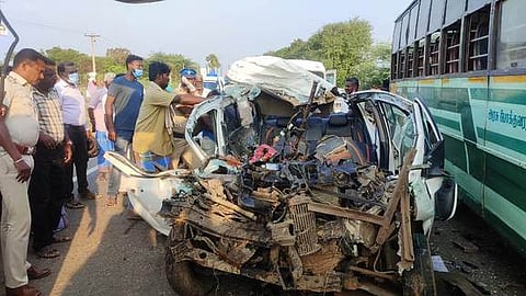 பூவந்தி அருகே சித்தாலங்குடியில் செவ்வாய்க்கிழமை அரசுப் பேருந்து மோதியதில் உருக்குலைந்த காா். (உள்படம்) உயிரிழந்த வீரக்காளை, அவரது மனைவி கவிதா.