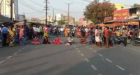 பரமத்திவேலூர் அருகே இரு பிரிவினரிடையே மோதல்