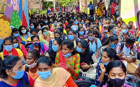 பாரதிதாசன் மகளிா் கல்லூரி மாணவிகள் போராட்டம்