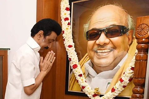 முன்னாள் முதல்வர் மு. கருணாநிதி படத்திற்கு மரியாதை செலுத்தும் முதல்வர் மு.க. ஸ்டாலின். (கோப்புப்படம்)