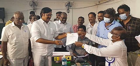 அருப்புக்கோட்டை நகராட்சியின் முன்னாள் நகர்மன்றத் தலைவர் சிவப்பிரகாசம் திமுக சார்பில் 8வது வார்டில் போட்டியிட்டு வெற்றிபெற்றதற்கான சான்றிதழை தேர்தல் நடத்தும் அலுவலரிடம் பெற்றார்.