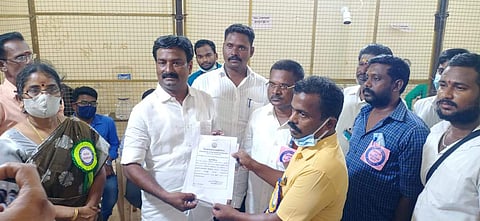 மானாமதுரை நகராட்சியில் 27 ஆவது வார்டில் வெற்றி பெற்ற திமுக வேட்பாளரான முன்னாள் சட்டமன்ற உறுப்பினர் எஸ். மாரியப்பன் கென்னடிக்கு நகராட்சி ஆணையர் கண்ணன் சான்றிதழ் வழங்கினார்.