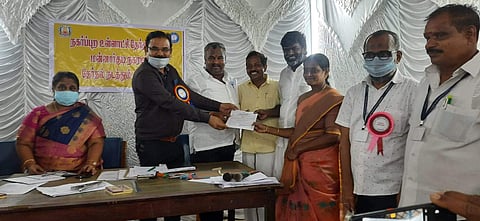 மன்னார்குடி நகராட்சி 23வது வார்டில் வெற்றி பெற்றதற்கான சான்றிதழை நகராட்சி தேர்தல் நடத்தும் அலுவலர் கே. சென்னுகிருஷ்ணனிடம் பெறும் அமமுக வேட்பாளர் ஆ .செந்தில் செல்வி