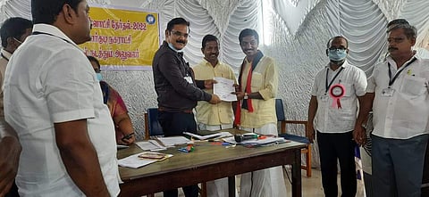 மன்னார்குடி நகராட்சி 18 வது வார்டில் வெற்றி பெற்ற திமுக வேட்பாளர் மன்னை த .சோழ ராஜனுக்கு வெற்றி பெற்றதற்கான சான்றிதழ் வழங்குகிறார் மன்னார்குடி நாராட்டு தேர்தல் நடத்தும் அலுவலர் கே. சென்னுகிருஷ்ணன்