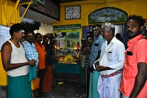உக்ரைன்-ரஷியா போர் விலகி, அமைதி திரும்ப வேண்டி தோரணமலை முருகன் கோயிலில் வெள்ளிக்கிழமை நடைபெற்ற சிறப்பு பிரார்த்தனை.