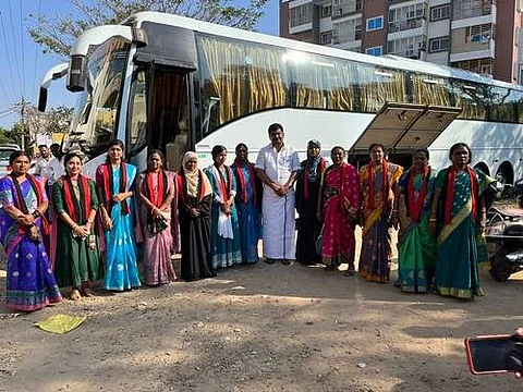 திமுக மாமன்ற மகளிர் உறுப்பினர்களுடன் ஒசூர் எம்எல்ஏ ஒய். பிரகாஷ்.