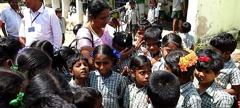 பள்ளி ஆசிரியை இடமாறுதல்; கதறியழுத பள்ளிக் குழந்தைகள்