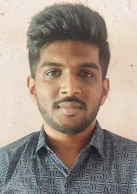 உக்ரைனில் இருந்து பழனி திரும்பிய மாணவா் கோகுலப்பிரியன்.