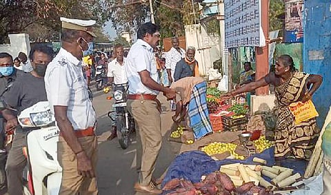 பழனி திருவள்ளுவா் சாலை உழவா் சந்தையில் சாலையை ஆக்கிரமித்து வைக்கப்பட்டிருந்த கடைகளை ஞாயிற்றுக்கிழமை அகற்றிய போக்குவரத்து போலீஸாா்.