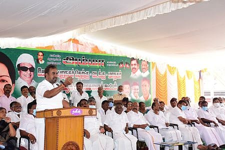 கோவையில் சனிக்கிழமை நடைபெற்ற அதிமுக ஆலோசனைக் கூட்டத்தில் பேசுகிறாா் முன்னாள் அமைச்சா் எஸ்.பி.வேலுமணி.