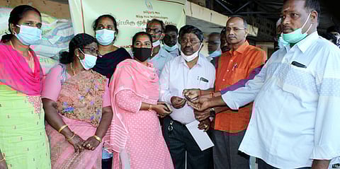 காஞ்சிபுரம் ஸ்ரீமுத்தீஸ்வரா் கோயிலுக்கு சொந்தமான இடத்தை பூட்டி அதன் சாவியை அறநிலையத் துறை அதிகாரிகளிடம் ஒப்படைத்த வாடகைதாரா்கள்.