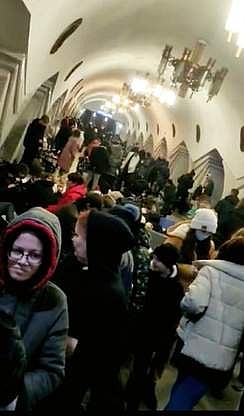 உக்ரைன் நாட்டில் உள்ள மெட்ரோ ரயில் சுரங்கத்தில் தங்கியுள்ள பல்வேறு நாட்டு மருத்துவ மாணவா்கள்.