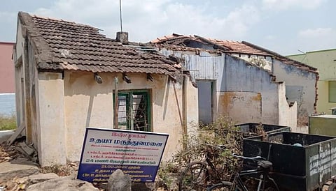 ஆரம்ப சுகாதார நிலையமாக செயல்பட்ட ஓட்டு கட்டடம்.