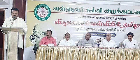 கரூரில் ஞாயிற்றுக்கிழமை நடைபெற்ற நூல் வெளியீட்டு விழாவில் பேசுகிறாா் சென்னை உயா் நீதிமன்ற நீதிபதி ஆா். மகாதேவன்.