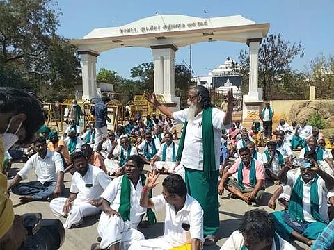 திருச்சியில் விவசாயிகள் முற்றுகைப் போராட்டம்