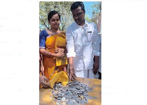 கம்பத்தில் வைப்புத் தொகை கட்ட சில்லரை காசுகளாக கொண்டு வந்த திமுக பெண் வேட்பாளர்.