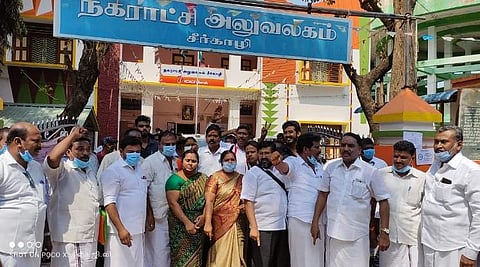 சீர்காழியில் முற்றுகையிட்ட அதிமுகவினர்.