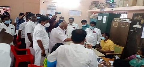 மானாமதுரை நகராட்சி அலுவலகத்தில் வேட்புமனுக்கள் பரிசீலனையின்போது திமுக, அதிமுக வினருக்குள் வாக்குவாதம் நடந்ததால் பரபரப்பு ஏற்பட்டது.