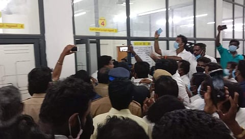 நாமக்கல் நகராட்சி அலுவலகத்தில் மோதலில் ஈடுபட்ட அதிமுக - திமுகவினர்.