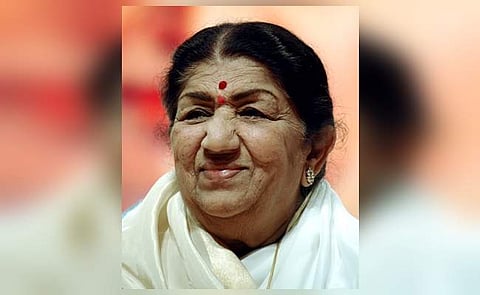 இல்லத்தில் லதா மங்கேஷ்கர் உடல்: மாலை இறுதி மரியாதை