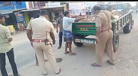 நெடுஞ்சாலை பள்ளங்களை சீரமைத்த போலீசார்