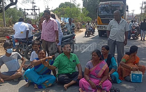 வந்தவாசியில் குடும்பத்துடன் மறியலில் ஈடுபட்ட திமுக பிரமுகர்.