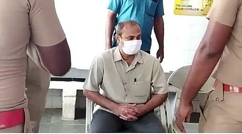 உடற்பரிசோதனைக்காக அருப்புக்கோட்டை அரசு மருத்துவமனையில் திங்கள்கிழமை போலீஸ் பாதுகாப்புடன் அமர்ந்திருந்த ராஜீவ் கொலையாளி ரவிச்சந்திரன்.