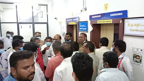 சுயேச்சை வேட்பாளருக்கு உதயசூரியன் சின்னம் ஒதுக்கீடு: நகராட்சி ஆணையாளா் அலுவலகம் முற்றுகை