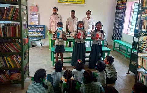 நூலகத்தில் மாணவா்கள் கதை சொல்லும் நிகழ்ச்சி