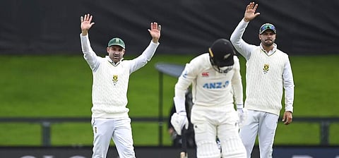 எல்கர் (இடது)