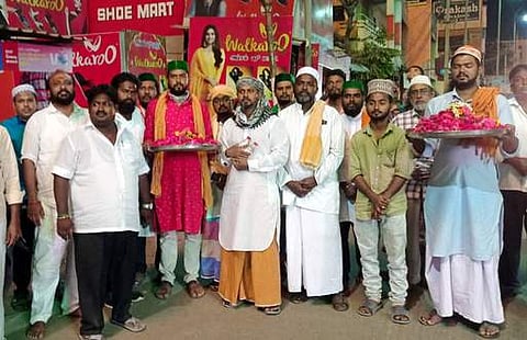 காமாட்சி அம்மனை பூத்தட்டுகளுடன் வரவேற்ற இஸ்லாமியா்கள்.