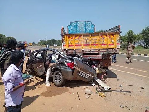 லாரியின் பின்னால் மோதி நிற்கும் கார்.