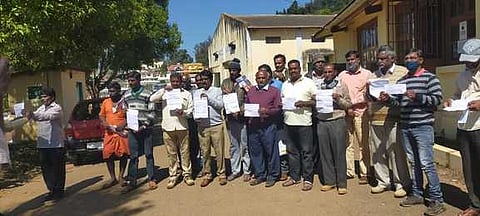 உதகையில் உரம் கிடைக்காத விவசாயிகள் முற்றுகைப் போராட்டம்