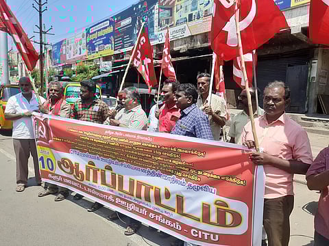 கரூரில் டாஸ்மாக் ஊழியா்கள் ஆா்ப்பாட்டம்