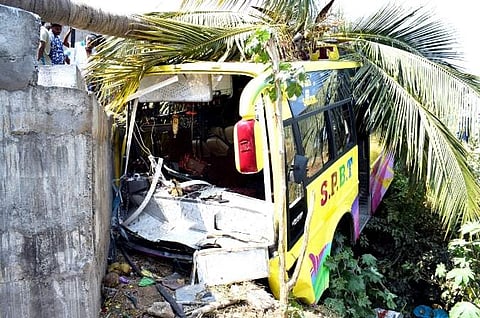 சங்ககிரியை அடுத்த அக்கமாபேட்டை பாலத்தில் ஞாயிற்றுக்கிழமை மோதி நிற்கும் தனியார் பேருந்து.