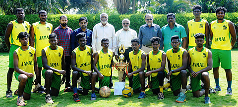 வலைப்பந்து போட்டியில் வென்றகல்லூரி மாணவா்களுக்கு பாராட்டு