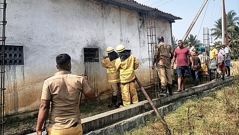 ஊதுவத்தி தயாரிப்பு நிறுவனத்தில் தீயை அணைக்கும் பணியில் ஈடுபட்ட தீயணைப்பு வீரா்கள்.
