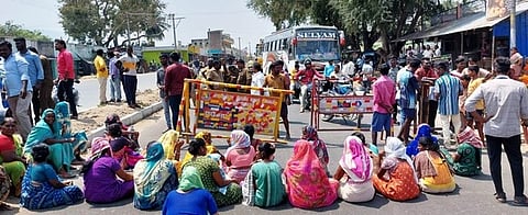 சாலை மறியலில் ஈடுபட்ட கிராம மக்கள்