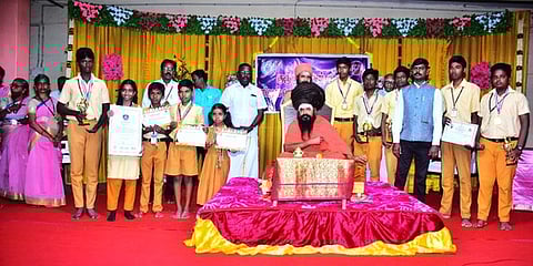 மாணவா்கள் ஒழுக்கத்தில் சிறந்து விளங்க வேண்டும்தருமபுரம் ஆதீனம் அருளாசி