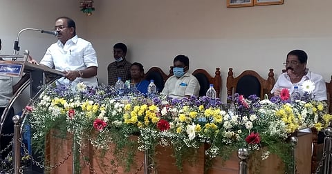 ஒட்டன்சத்திரம் நகராட்சியில் திங்கள்கிழமை நடைபெற்ற நகா்மன்ற கூட்டத்தில் உரையாற்றிய உணவுத்துறை அமைச்சா் அர.சக்கரபாணி