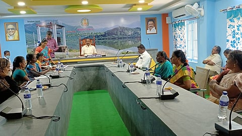 வத்திராயிருப்பு ஊராட்சி ஒன்றிய அலுவலகக் கூட்டரங்கில் திங்கள்கிழமை நடைபெற்ற கூட்டத்தில் பேசிய ஒன்றியக்குழுத் தலைவா் சிந்துமுருகன்.