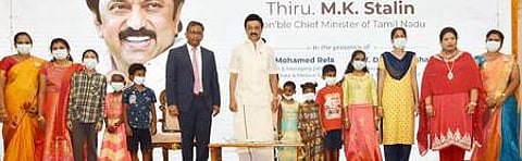 குரோம்பேட்டையில் திங்கள்கிழமை நடைபெற்ற ரேலா புற்றுநோய் சிகிச்சை மைய தொடக்க விழாவில் முதலமைச்சரின் விரிவான மருத்துவக் காப்பீட்டு திட்டத்தின் கீழ் சிகிச்சை பெற்ற குழந்தைகளுடன் முதல்வர் மு.க.ஸ்டாலின்