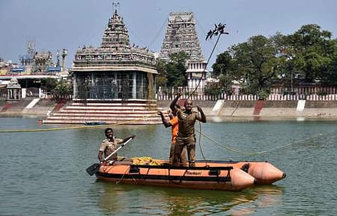 சென்னை மயிலாப்பூா் கபாலீசுவரா் கோயில் தெப்பக்குளத்தில் மயில் சிலையை தேடிய தீயணைப்புப் படையினா்