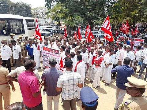 கடலூரில் காவல்துறையை கண்டித்து போராட்டத்தில் ஈடுபட்ட ஏஐடியுசி, இ.வி.தொ.சங்கத்தினர்.