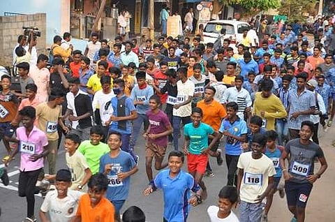பாளையங்கோட்டையில் செவ்வாய்க்கிழமை நடைபெற்ற மினிமாரத்தான் போட்டியில் பங்கேற்றவர்களில் ஒரு பகுதியினர்.