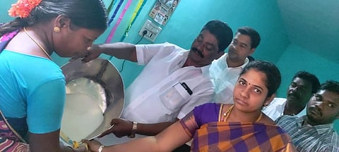 புதுப்பேட்டை கிழக்குமேடு பகுதியில் பகுதி நேர நியாய விலைக் கடையை திறந்து வைத்து பொருள்களை வழங்கிய எம்எல்ஏ தேவராஜ்.